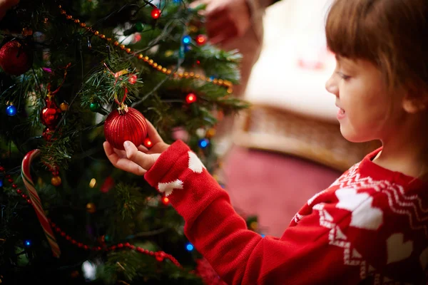 Dívka zdobení vánoční firtree — Stock fotografie