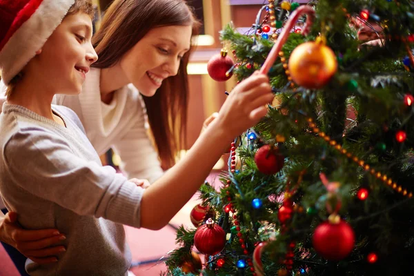 Jongen en moeder Christmas tree decoreren — Stockfoto