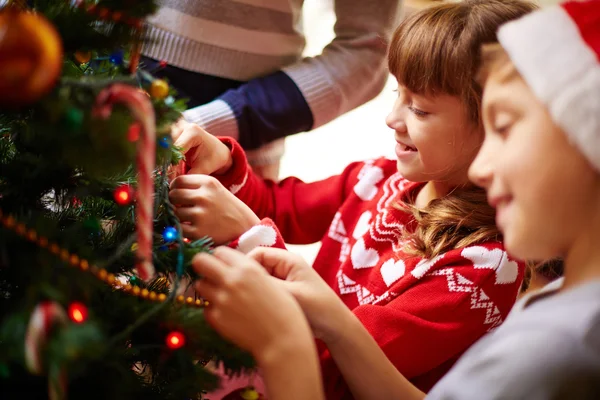 Kinder schmücken Weihnachtsbaum — Stockfoto