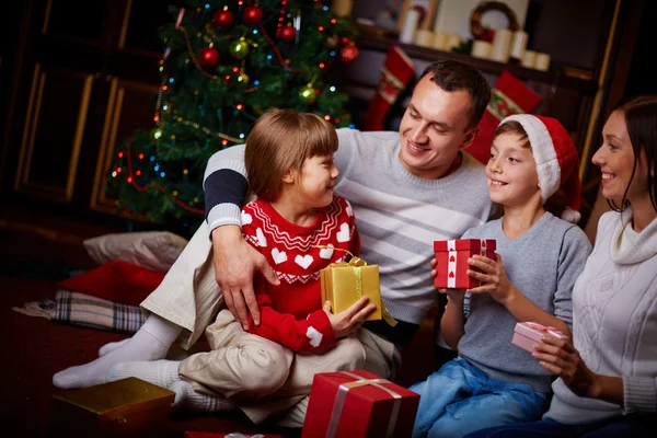 Famiglia con regali la sera di Natale — Foto Stock