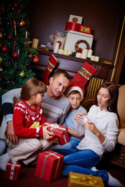 Familia con regalos en la noche de Navidad — Foto de Stock