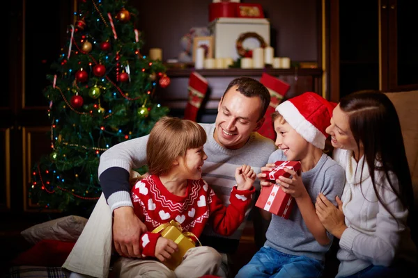 Rodziny z prezenty na Boże Narodzenie wieczorem — Zdjęcie stockowe