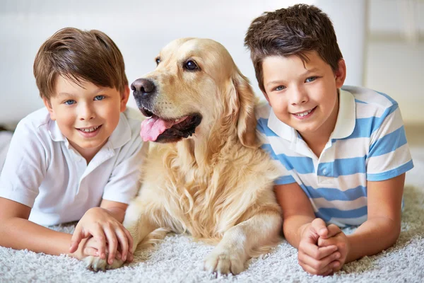 Dos chicos con perro — Foto de Stock