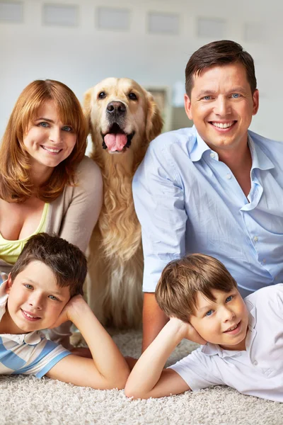 Familia con perro Labrador — Foto de Stock