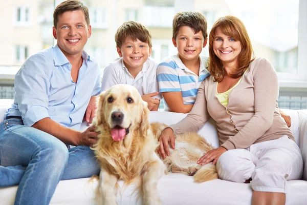 Familie en Labrador hond — Stockfoto