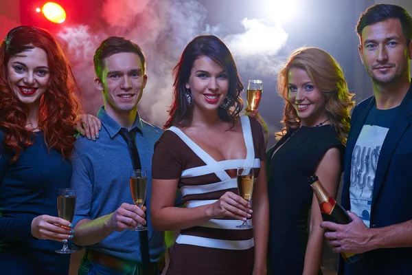 Vänner njuter fest i nattklubben — Stockfoto