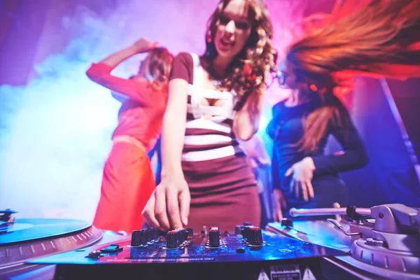 Mädchen justiert DJ-Ausrüstung — Stockfoto