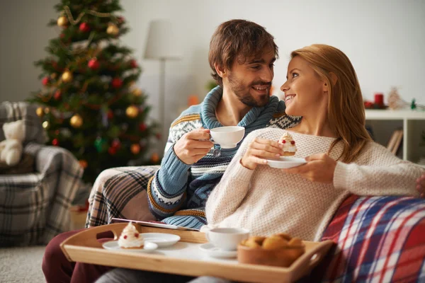 Couple having tea with cupcakes — Stock Photo, Image