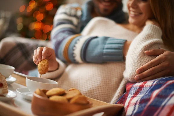 Couple having tea with biscuits — Stock Photo, Image