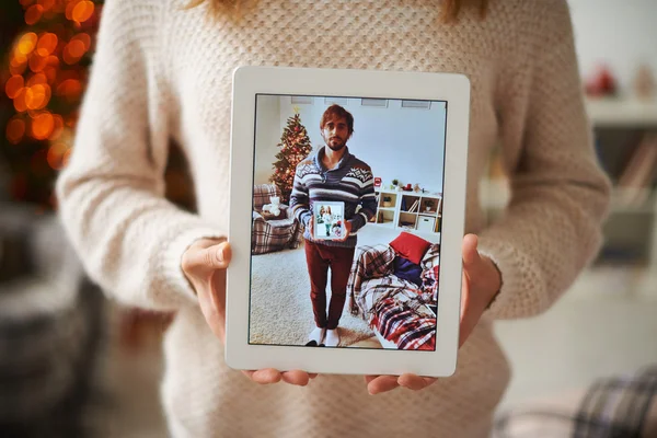 Jente som viser julebilde av kjæreste – stockfoto