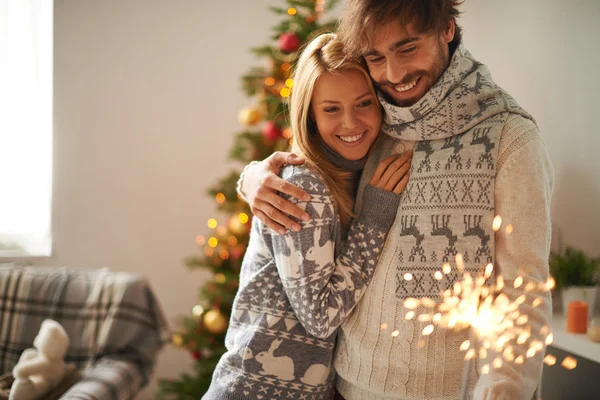 Par som firar jul hemma — Stockfoto
