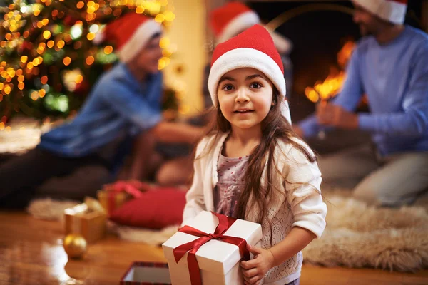 Chica en la tapa de Santa con caja de regalo — Foto de Stock