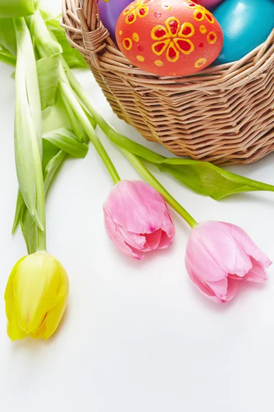 Tulipes et oeufs de Pâques peints — Photo