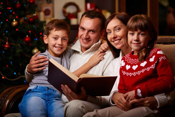 Família lendo contos interessantes — Fotografia de Stock