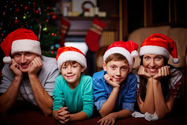 Ouders en kinderen in Santa caps — Stockfoto