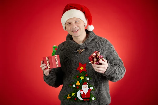 Man in Santa cap showing snake — Stock Photo, Image