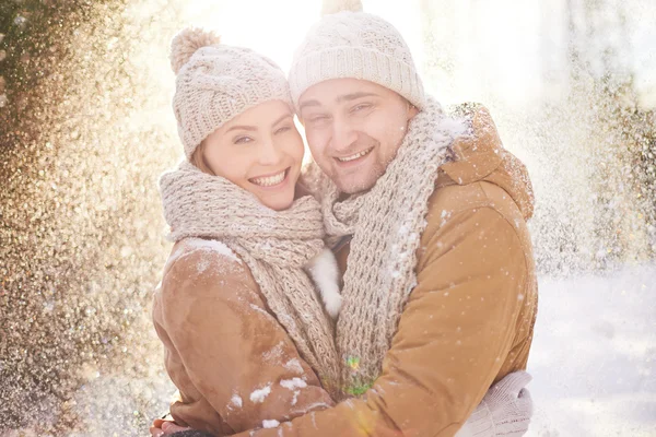 Pareja de pie en las nevadas — Foto de Stock