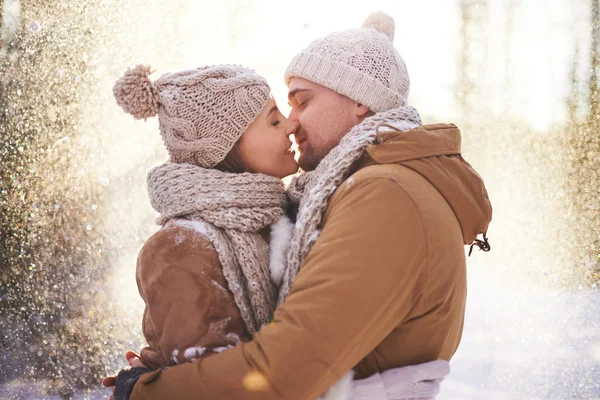 Amante casal beijando na queda de neve — Fotografia de Stock