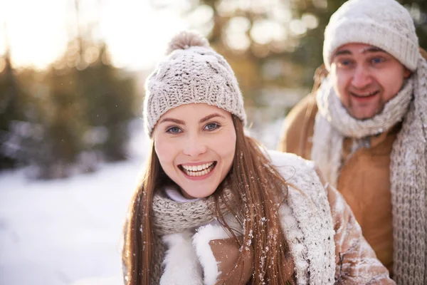 Paar plezier in winter park — Stockfoto