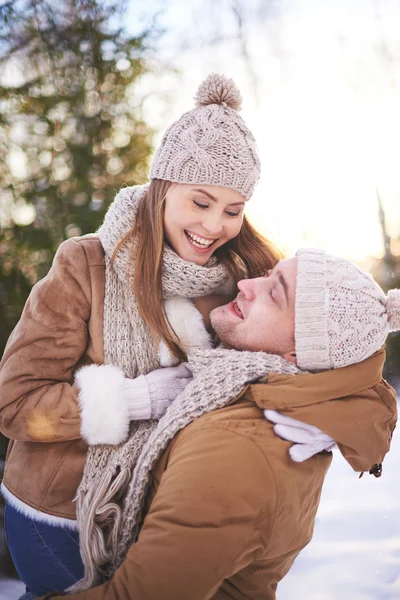 Couple having fun in winter park — Stock Photo, Image