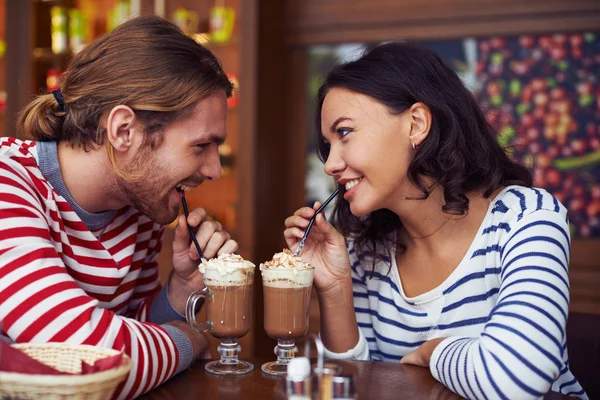 Casal tendo sobremesa no café — Fotografia de Stock