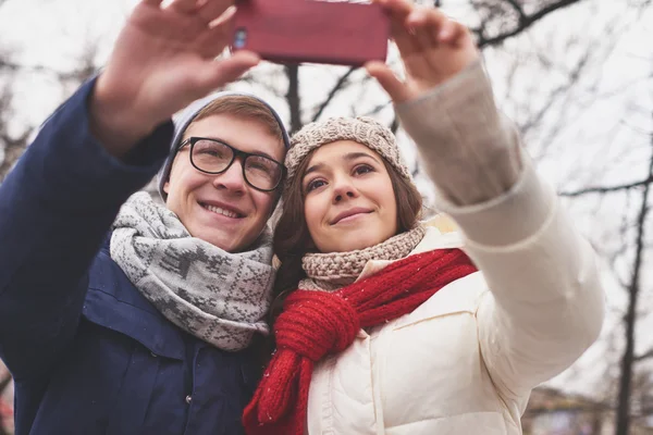 Coppia in inverno prendendo selfie — Foto Stock