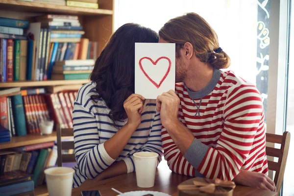 Dates dans la bibliothèque avec coeur rouge — Photo