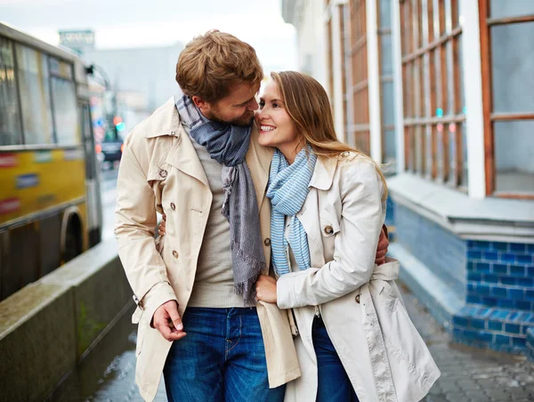 Casal caminhando em ambiente urbano — Fotografia de Stock