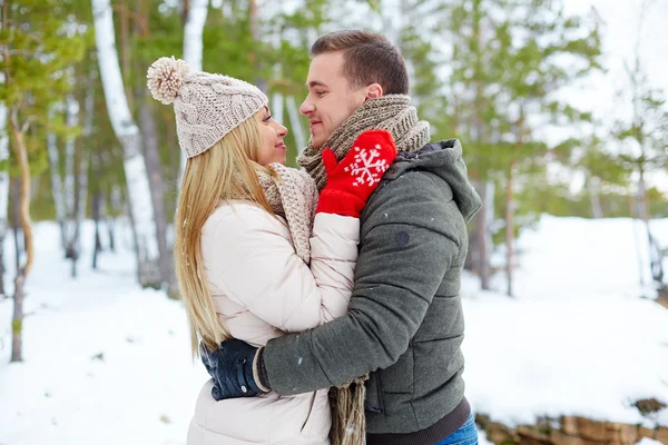 Amorösa par embracing på vintern — Stockfoto