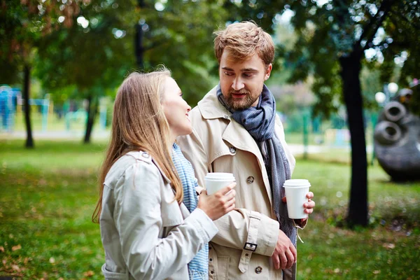 Datum med drycker i park — Stockfoto