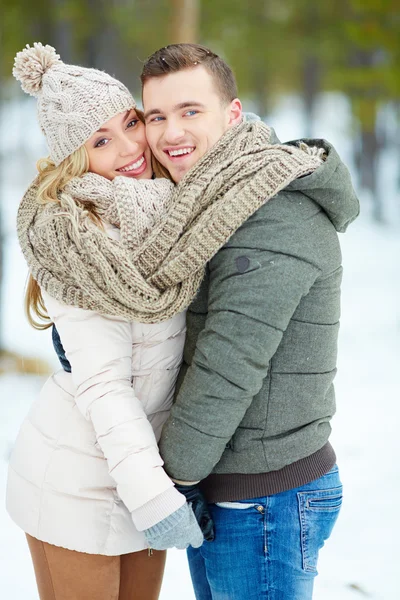Casal amoroso no parque de inverno — Fotografia de Stock