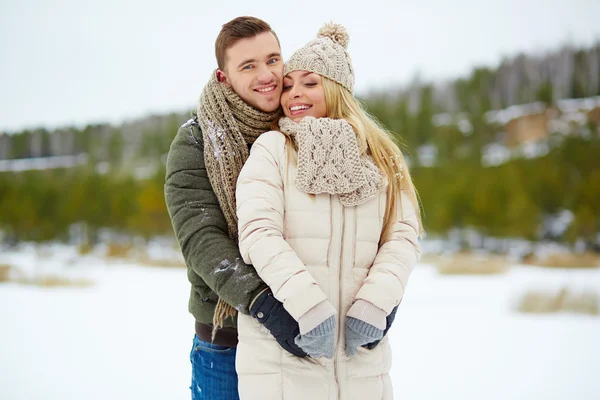 Amorosas fechas disfrutando del día de invierno —  Fotos de Stock