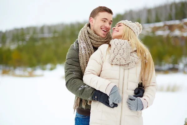 Amorösa datum i winterwear — Stockfoto