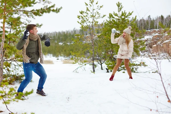 Paret spelar snöbollar i park — Stockfoto