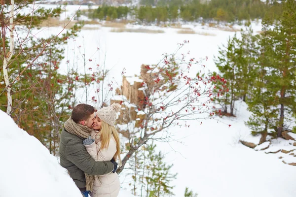 Pár s datum ve winter parku — Stock fotografie