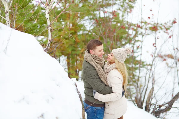 Par embracing i vinter skog — Stockfoto