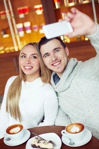Coppia prendendo selfie in Cafe — Foto Stock