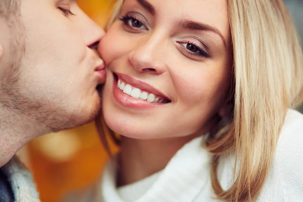 Ragazzo baciare ragazza sulla guancia — Foto Stock