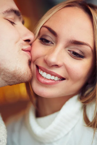 Guy kissing girl on cheek — Stock Photo, Image