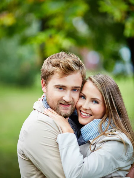 Abbracciare giovane coppia amorevole — Foto Stock