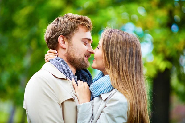 Pareja mirándose en abrazo —  Fotos de Stock