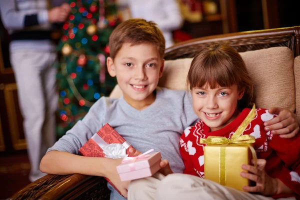 Kinder mit Weihnachtsgeschenken Stockbild