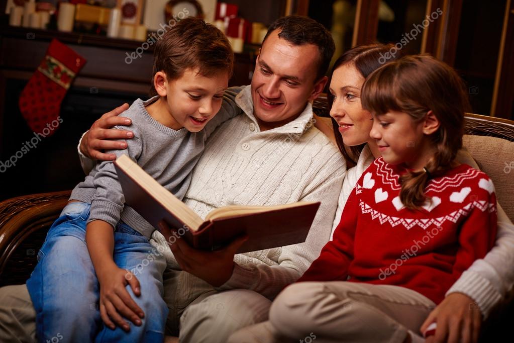 семья читает книгу. чтение в семье. чтение для детей. читает семья читает страна мероприятия. читающая семья.