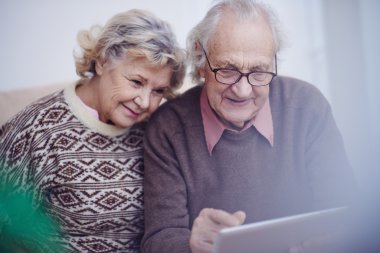 Yaşlı adam ve touchpad kullanan kadın