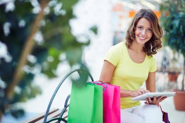 Dijital tablet kullanan müşteri kadın