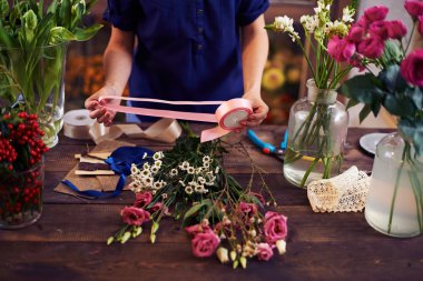 Çiçekçi uygulamakla gül demet