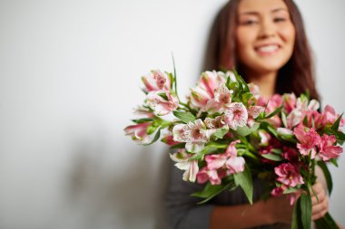 Amaryllis çiçek tutan kız