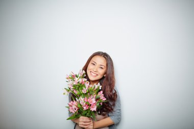 çiçekli memnun kadın