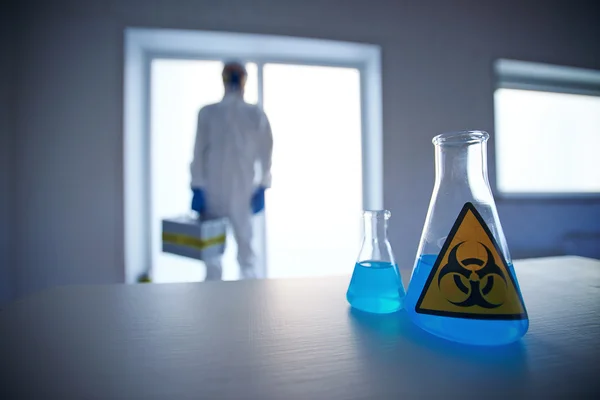 Blaue Biohazard-Flüssigkeit — Stockfoto