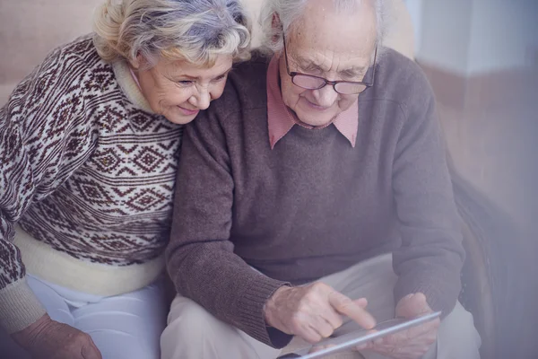 Homem idoso e mulher usando touchpad — Fotografia de Stock